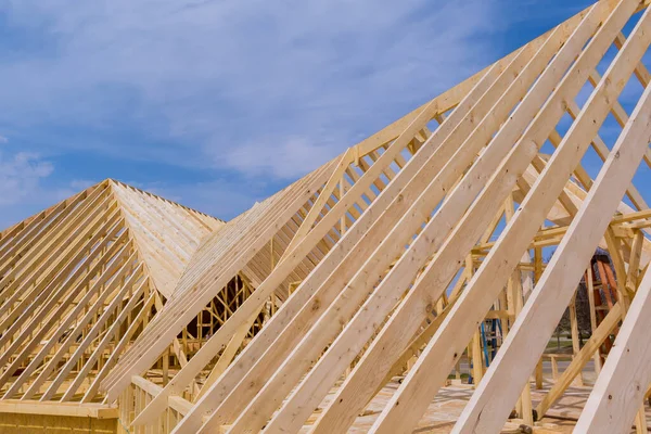 Pembangunan atap kayu Sebuah bangunan beratap kayu tumpang tindih. — Stok Foto