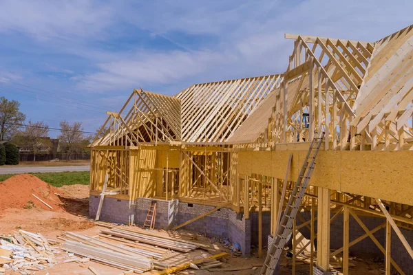 Budowa domu rama domu początek konstrukcji dachowej — Zdjęcie stockowe