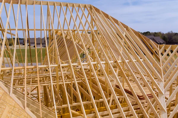 Uitzicht op dakspanten systeem balken houten frame huis in aanbouw — Stockfoto