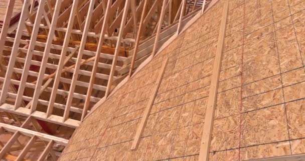 Konstrukce dřevěné střechy a dřevěné střechy se překrývají. — Stock video