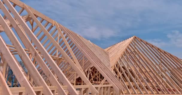 New house construction with wooden beams the roof frame — Stockvideo