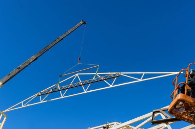 Havadan bakıldığında profesyonel bir yapı iskeleti vinç çatıda tahta kirişler tutuyor.