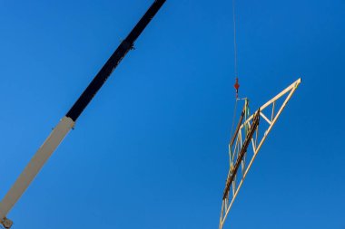 Ahşap çatı kirişleri ile çerçeveli konut evinin üst görünümü