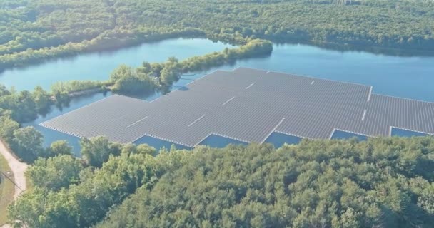 Alternativ förnybar energi från solceller i solkraftverk som flyter på vattnet i sjön — Stockvideo