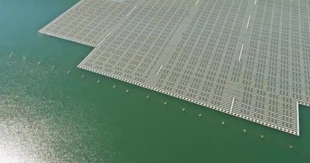Drijvende zonnepanelen op het water in vijver — Stockvideo