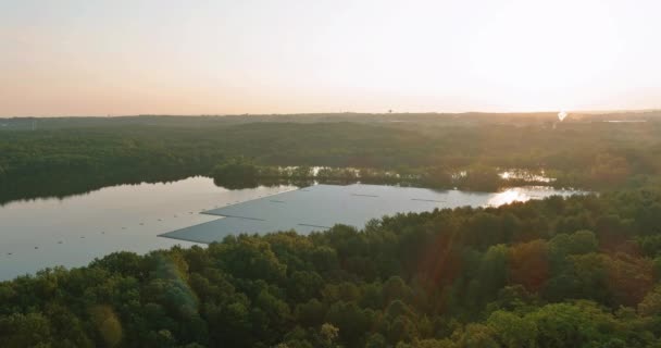 Vista aérea de los paneles flotantes del parque solar de la granja en el agua en el estanque — Vídeo de stock
