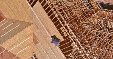 çatı ahşap yeni bir çatı üzerinde çalışıyor