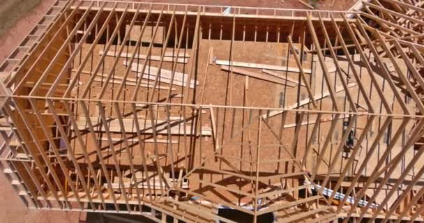 Oprawiony system dachu z drewnianymi belkami drewnianymi — Wideo stockowe