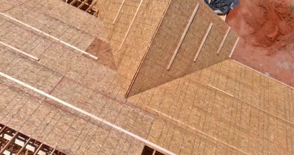 Carpinteiro com pregar madeira compensada no telhado da casa — Vídeo de Stock