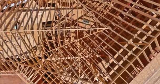 La construcción de techo de madera una construcción de techos de madera superposición. — Vídeos de Stock