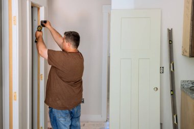 Kapı menteşesini tornavida kullanarak kapı çerçevesine yerleştiriyorum.