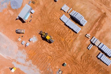 Kanalizasyon sisteminin inşası için uzanan büyük beton dairesel borular.