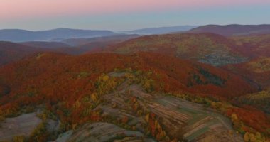 Güzel sonbahar manzarası beyaz bulutların dağlarında