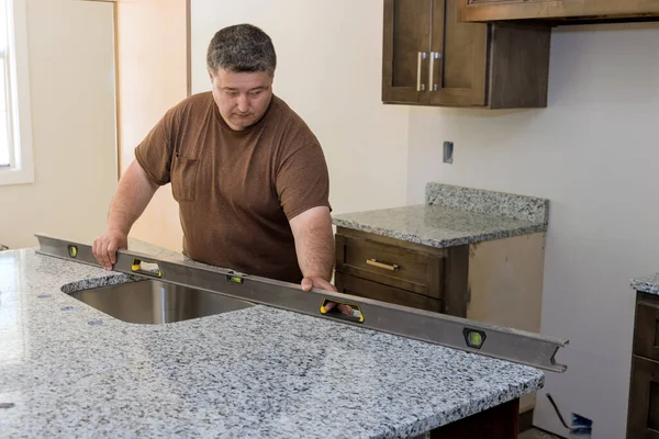 Kücheninsel-Installation hängende Ebene zur Überprüfung der Richtigkeit des Niveaus Installation mit Nivelliertisch — Stockfoto