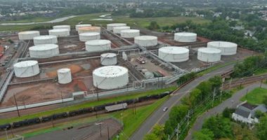 Petrokimya sanayi bölgesindeki bir petrol rafinerisinde endüstriyel ekipman.