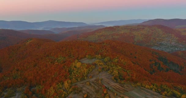 Piękny poranek malowniczy widok z lotu ptaka jesienny krajobraz w górach — Wideo stockowe