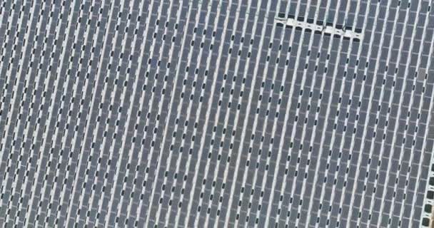 Renewable green solar energy from floating solar cell panels in a water of aerial view — Αρχείο Βίντεο