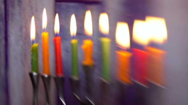Εβραϊκή αργία hannukah σύμβολα - menorah defocused φώτα επιλεκτική απαλή εστίαση — Αρχείο Βίντεο