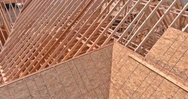 Installation of wooden beams at construction the assembled roof on house — Wideo stockowe