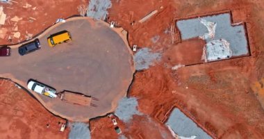 İnşaat, yeni evin beton temelini oluşturuyor.