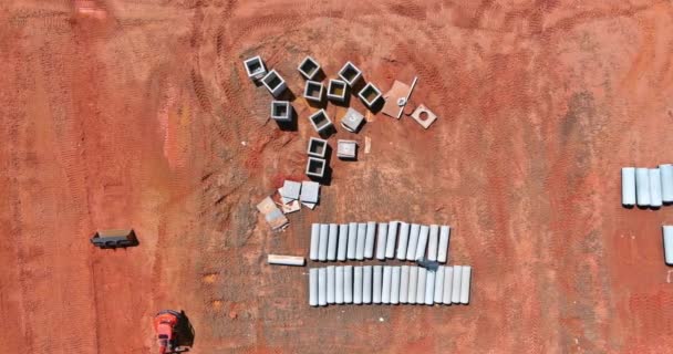 Αεροφωτογραφία στο εργοτάξιο οι σωλήνες αποχέτευσης σκυροδέματος αποχέτευσης αποχετευτικό σύστημα μιας πολυκατοικίας — Αρχείο Βίντεο