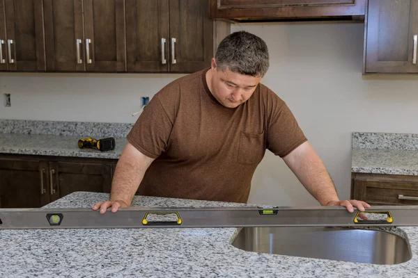 Carpintero en cheques nivel corrección instalación personalizada nueva encimera cocina — Foto de Stock