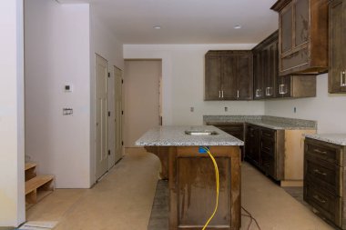 Yeni ev için yeni mutfak kurulumu