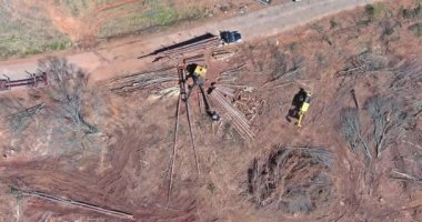 Ormanların tahrip edilmesi sırasında ağaçların zeminini bir vinç ve bir traktör yükleyicisiyle temizledim.
