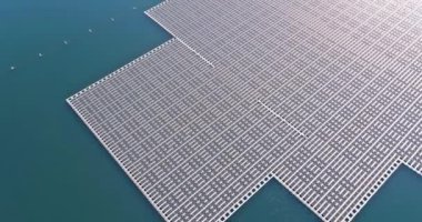 Alternatif yenilenebilir fotovoltaik enerjisi güneş çiftliği panelleri göl manzaralı suda yüzen elektrik santrali