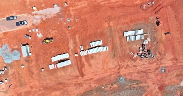 Utsikt över byggarbetsplatsen av avloppsrör och brunn av betong — Stockvideo
