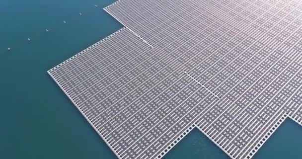 Alternatieve hernieuwbare energie van fotovoltaïsche energie de zonnepanelen krachtcentrale drijvende op het water in de lucht van het meer — Stockvideo