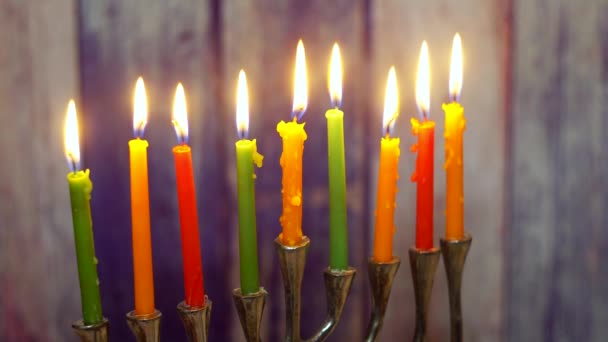 Parlak Glowing Hanukkah Menorah - sığ derinliği alan seçici yumuşak odak — Stok video
