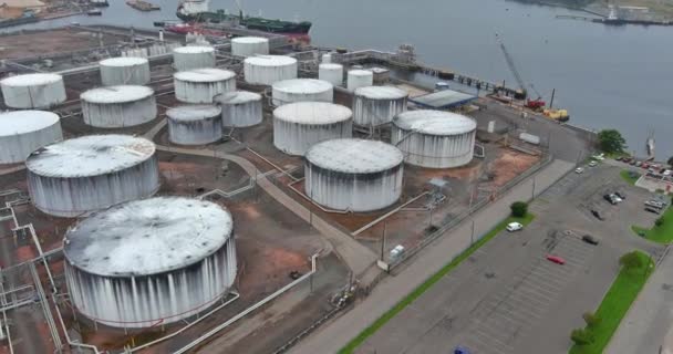 Aardolie raffinaderij in de petrochemische industrie zone bij industriële installaties met uitzicht vanuit de lucht — Stockvideo