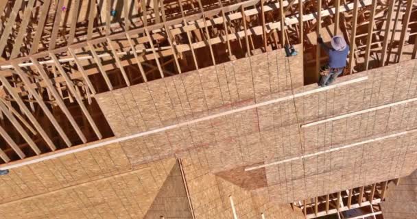 Neues Eigenheim im Bau mit Dachbalken aus Sperrholz — Stockvideo