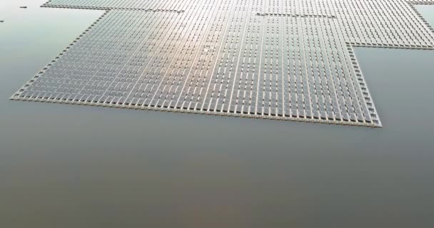 Plataforma de células flotantes paneles solares en el agua en el lago — Vídeo de stock