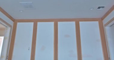 Ev yapımı inşaat sektörü, oda duvarlarındaki macunları bitirmek üzerinedir. Yapım aşamasındadır.