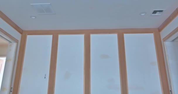 Construction home industry on finishing putty in the room walls plasterboards with room under construction — Stock Video