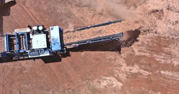 Stationary industrial wood shredder an excavator works on deforestation forestry — Vídeo de stock