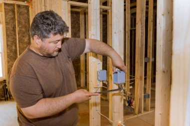 Yeni eve elektrik prizleri montajı üzerinde çalış