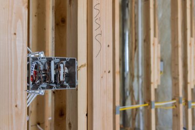 Elektrik kablolarını elektrik prizi bağlantısıyla yönlendiren elektrik prizleri duvarda.