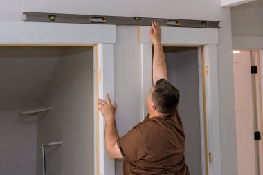 Marangoz kontrol seviyesinde doğruluk kurulum kapısı