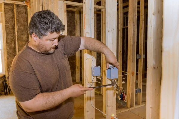 Yeni eve elektrik prizleri montajı üzerinde çalış