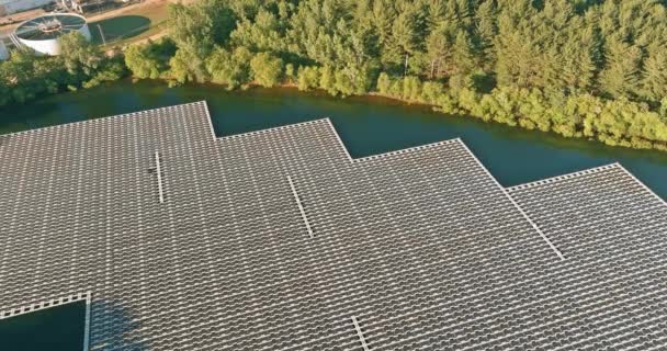 Aerial view of floating solar panels on the water in pond — Stok video