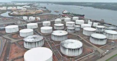 Hava görüntüsü petrokimyasal depolama tankları petrol rafinerisi sanayi bölgesi