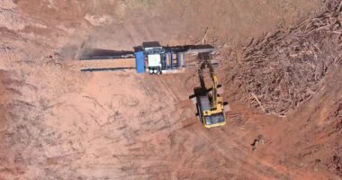 Work conveyor of wood roots crush with a chipper shredder