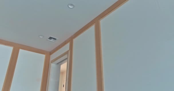 Byggnadsindustrin nya hem konstruktion interiör drywall finish detaljer — Stockvideo