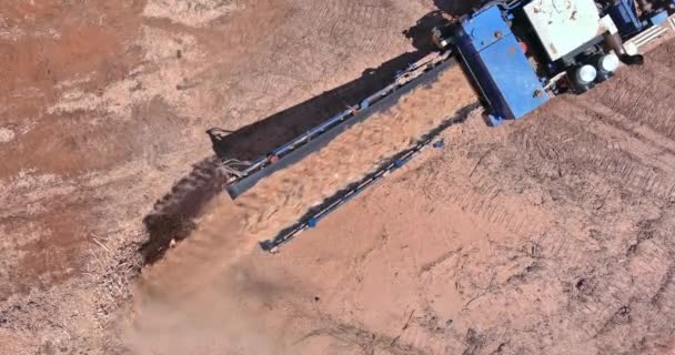 Close-up conveyor of an industrial wood shredder producing wood chips from roots — Vídeo de stock