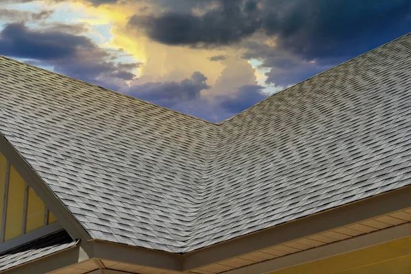 Κατασκευή στέγης σε σκεπαστή οροφή άσφαλτο βότσαλα στέγες κατασκευή νέου σπιτιού — Φωτογραφία Αρχείου