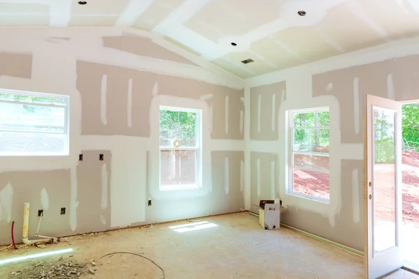 Επικόλληση γυψοσανίδας νέα βιομηχανία σπίτι για το φινίρισμα στόκος στους τοίχους του δωματίου γυψοσανίδες με δωμάτιο υπό κατασκευή — Φωτογραφία Αρχείου