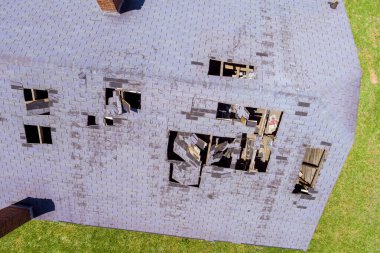 Yeni yükleme için bir çatı hazırlamak için eski Zona kaldırma